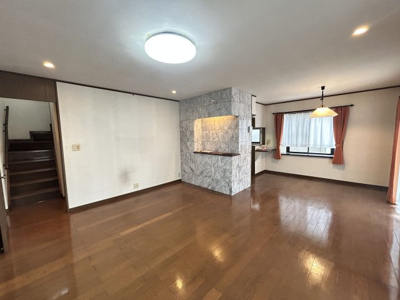 【居間・リビング】 | 荒尾市荒尾売家 | 落ち着いた床色のLDKです！