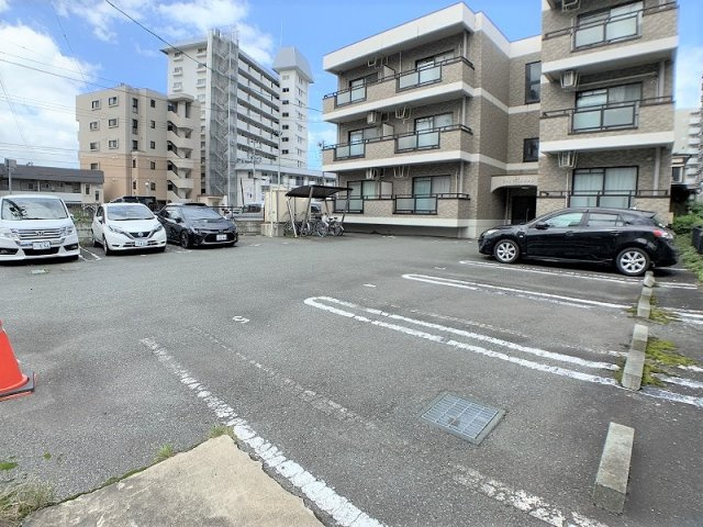 コーポラスおおさわの駐車場