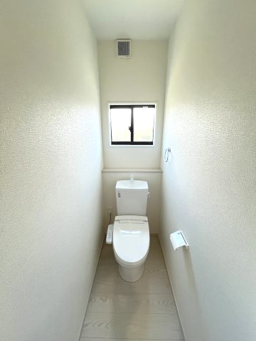 【内装】 | 大野城市中1丁目4期　2号棟（全2棟）【仲介手数料無料・0円】 | 施工例。1階のトイレです。施工例は完成時と異なる場合があります。