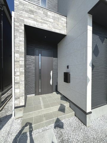 【玄関】 | 大野城市中1丁目4期　2号棟（全2棟）【仲介手数料無料・0円】 | 施工例。施工例は完成時と異なる場合があります。