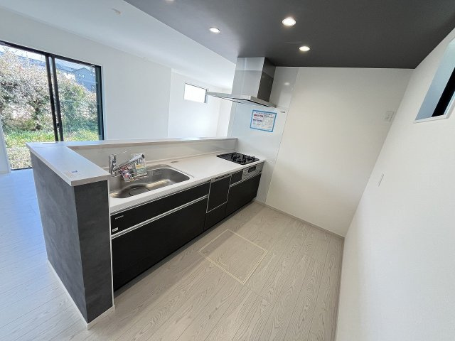 【キッチン】 | 大野城市中1丁目4期　2号棟（全2棟）【仲介手数料無料・0円】 | 施工例。施工例は完成時と異なる場合があります。
