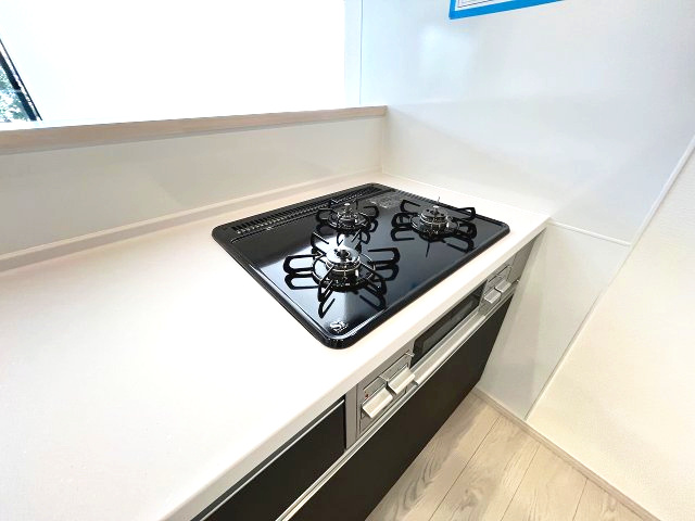 【キッチン】 | 大野城市中1丁目4期　2号棟（全2棟）【仲介手数料無料・0円】 | 施工例。施工例は完成時と異なる場合があります。