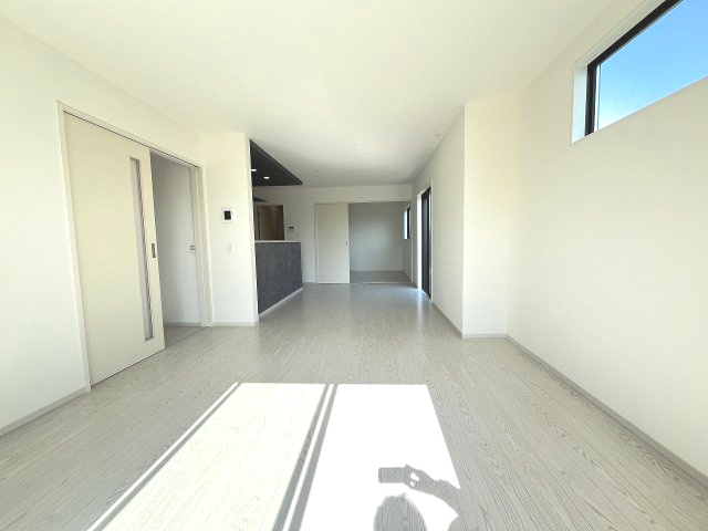 【内装】 | 大野城市中1丁目4期　2号棟（全2棟）【仲介手数料無料・0円】 | 施工例。リビングです。施工例は完成時と異なる場合があります。