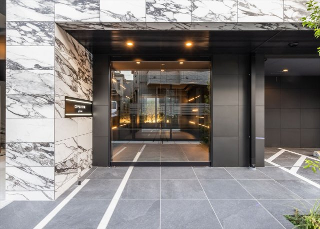 DIPS明大前のエントランス