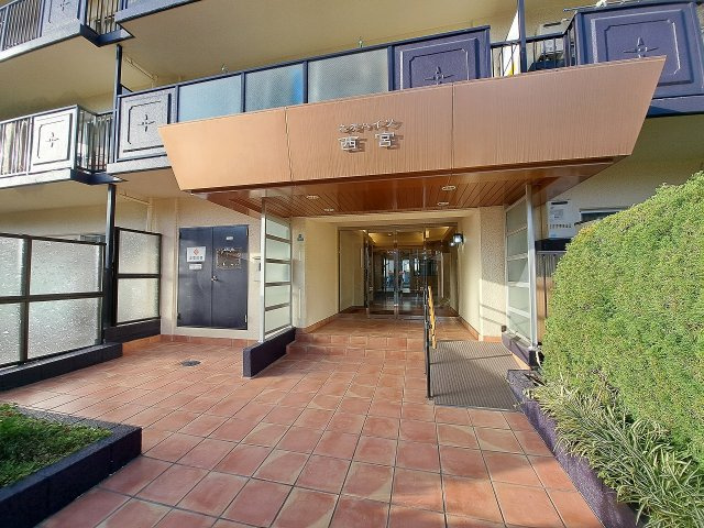 フェルザ西宮のエントランス