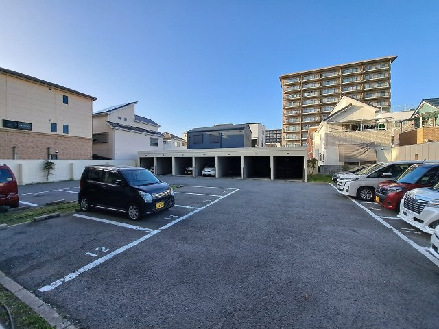 フェルザ西宮の駐車場