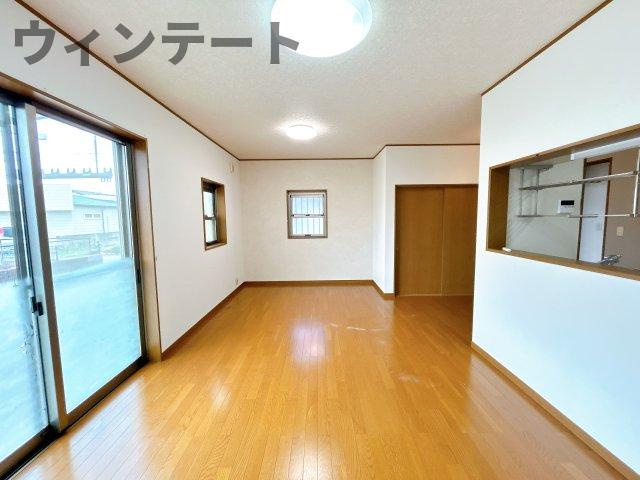 牛久市牛久町　中古戸建の居間・リビング|前所有者様がきれいにお使いです。