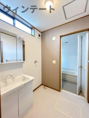 牛久市牛久町　中古戸建の独立洗面台|前所有者様がきれいにお使いです。