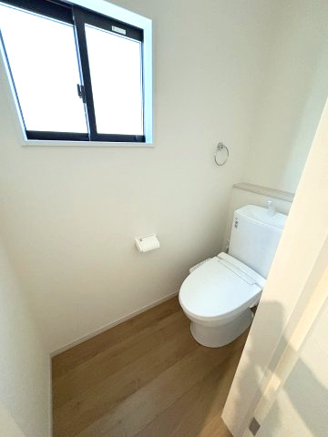 【内装】 | 大野城市中1丁目4期　 1号棟（全2棟）【仲介手数料無料・0円】 | 施工例。1階のトイレです。施工例は完成時と異なる場合があります。