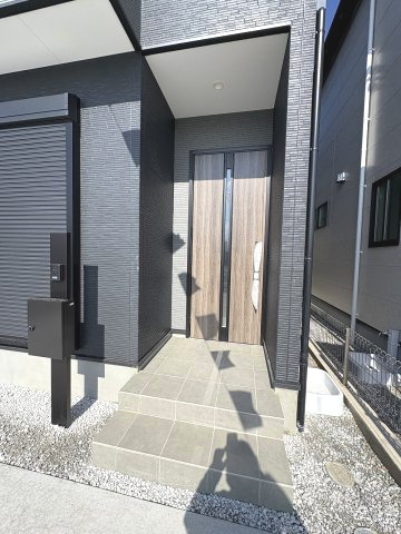 【玄関】 | 大野城市中1丁目4期　 1号棟（全2棟）【仲介手数料無料・0円】 | 施工例。施工例は完成時と異なる場合があります。