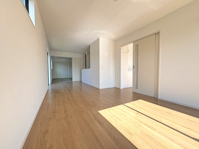 【居間・リビング】 | 大野城市中1丁目4期　 1号棟（全2棟）【仲介手数料無料・0円】 | 現地写真。リビングです。