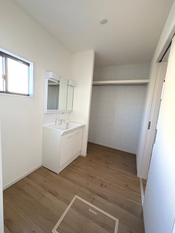 【洗面所】 | 大野城市中1丁目4期　 1号棟（全2棟）【仲介手数料無料・0円】 | 施工例。施工例は完成時と異なる場合があります。