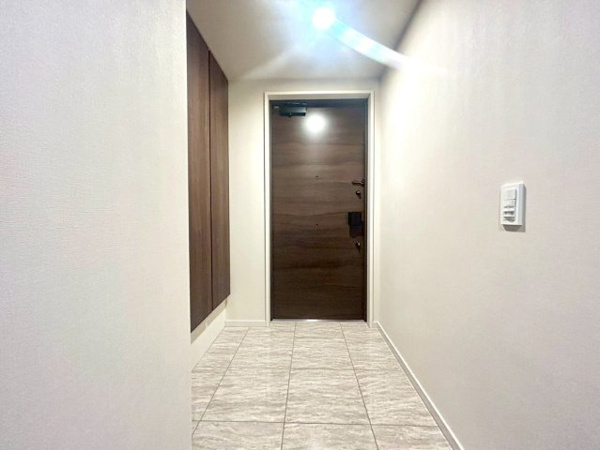 【玄関】 | 【玄関】白を基調とした明るく綺麗な玄関☆下足入完備です！