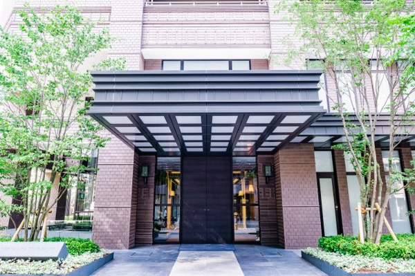  | 【エントランス外観】堂々とした庇の下に、温かみのある木調の扉。モダンとレトロを融合させたデザイン！