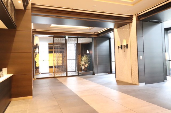  | 【館銘板】洗練されたデザインの落ち着いた館銘板が、オーナーやゲストをお出迎えします！