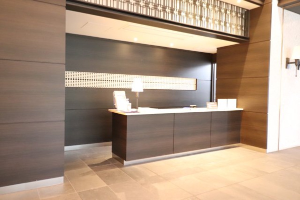 【エントランス】 | 【エントランスホール】ガラスに、デザインを施した格子状の素材。重厚でレトロな雰囲気が漂います。