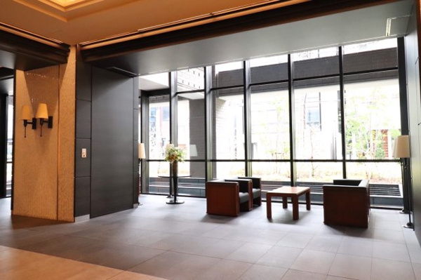 【エントランス】 | 【コンシェルジュカウンター】各種取次・紹介など、丁寧なサービスで都心の快適な生活をサポート！