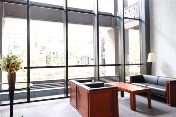 【ロビー】 | 【ロビー】エントランス横のコミュニティスペース！光があふれる、二層吹き抜けのガラスウォール空間。