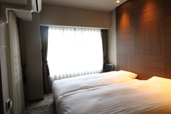 【ロビー】 | 【ロビー】スタイリッシュなソファを配置した、雰囲気のあるコミュニティスペース。窓の外には水景！