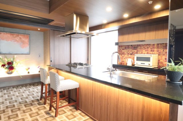 【ロビー】 | 【スカイラウンジ】ダイナミックな都市の夜景に目を愉しませながら、ご家族やゲストとの優雅な時間を。