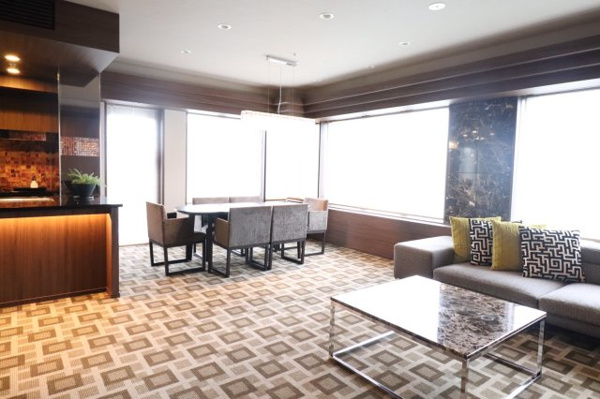 【ロビー】 | 【スカイラウンジ】大きめのテーブルを皆で囲んだり、ソファにゆったりと腰掛けたり、過ごし方はさまざま！