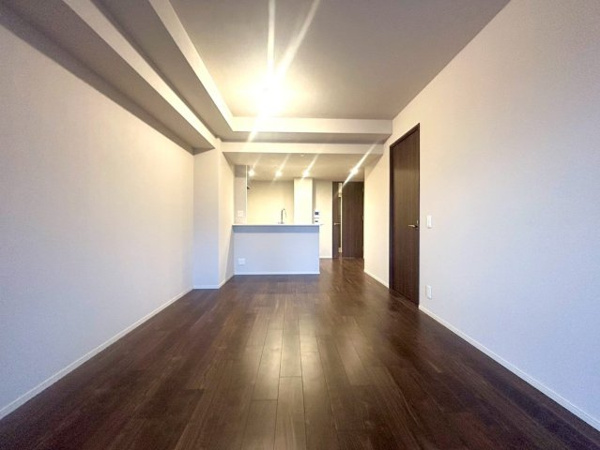 【居間・リビング】 | 【リビングダイニング】約16.2帖！冬に嬉しい床暖房完備◎