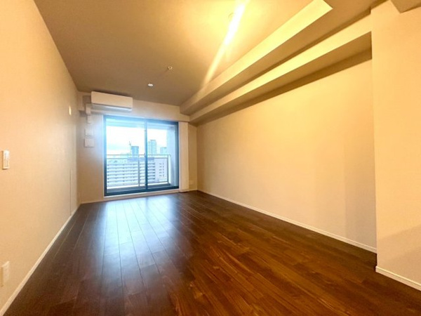 【居間・リビング】 | 【リビングダイニング】たくさんの陽が差し込み、お部屋全体がとても明るく、暖かみある空間！