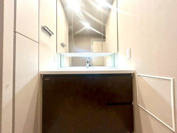 【独立洗面台】 | 【独立洗面台】鏡の裏や、下部にも収納スペースありで利便性も◎