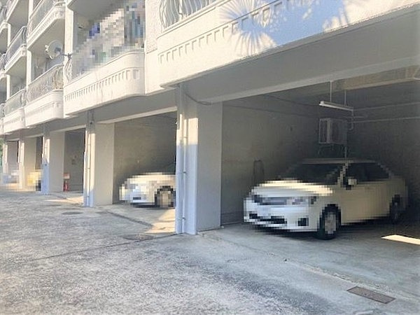 シャンボール豊中の駐車場