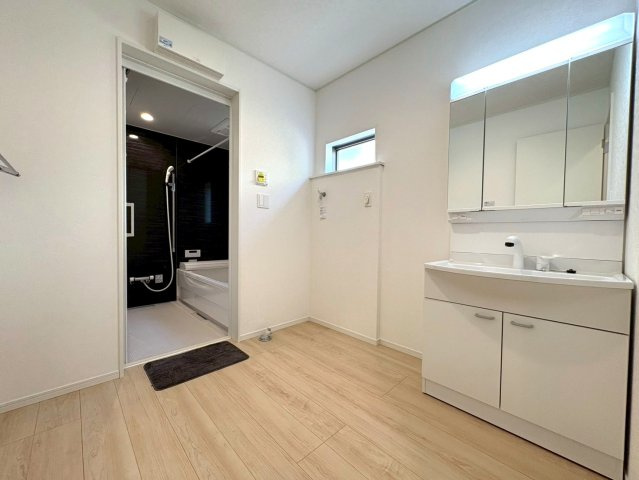 静岡市葵区羽鳥第１１　新築戸建　全２棟　１号棟の脱衣所|明るい洗面脱衣室