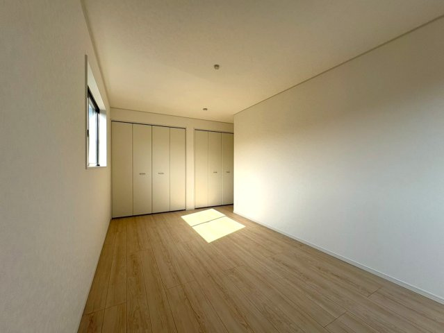 静岡市葵区羽鳥第１１　新築戸建　全２棟　１号棟の洋室|バルコニーに面した居室は日当たり、風通し良好です♪