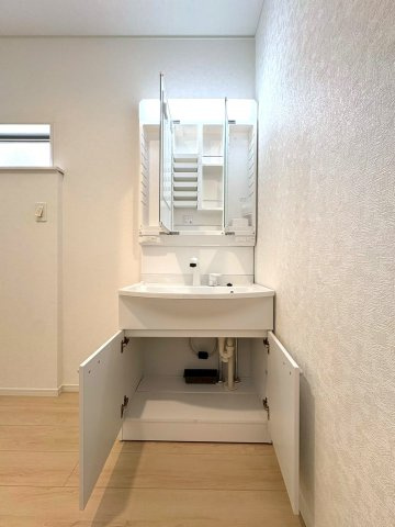 静岡市葵区羽鳥第１１　新築戸建　全２棟　１号棟の独立洗面台|清潔感のある洗面台。鏡の裏も収納になっているため歯ブラシなど細かいものもスッキリ収納できます！