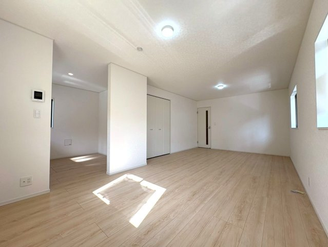 静岡市葵区羽鳥第１１　新築戸建　全２棟　１号棟の居間・リビング|明るい光が差し込むリビングは自然と家族が集まる場所になりそうですね。