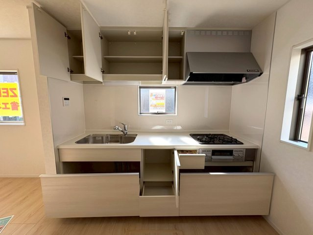 静岡市葵区羽鳥第１１　新築戸建　全２棟　１号棟のキッチン|収納豊富なシステムキッチン。限られたスペースを有効活用できる床下収納もございます。