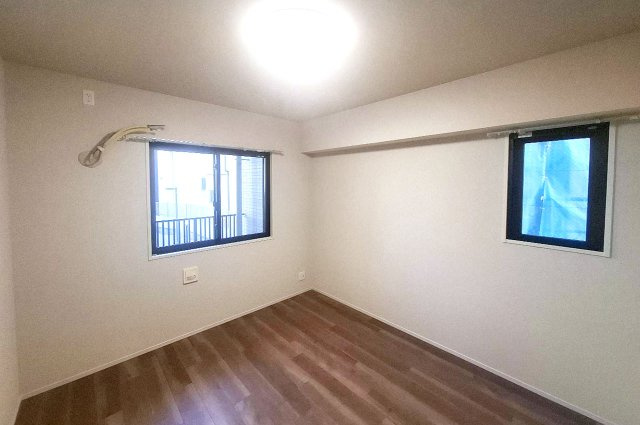 グランクラッセ上野芝向ヶ丘　マンションの洋室