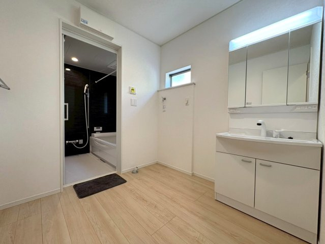 静岡市葵区羽鳥第１１　新築戸建　全２棟　2号棟の脱衣所|明るい洗面脱衣室。