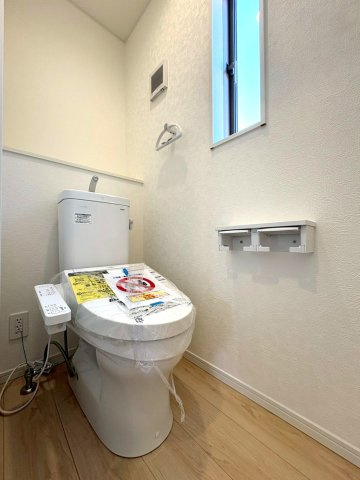 静岡市葵区羽鳥第１１　新築戸建　全２棟　2号棟のトイレ|各階にトイレがあるため、朝の支度もスムーズにすすみます。