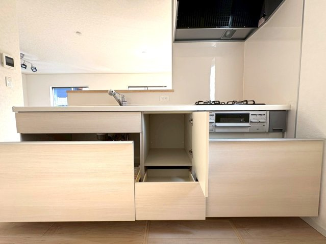 静岡市葵区羽鳥第１１　新築戸建　全２棟　2号棟の設備|収納豊富なシステムキッチン。限られたスペースを有効活用できる床下収納もございます。