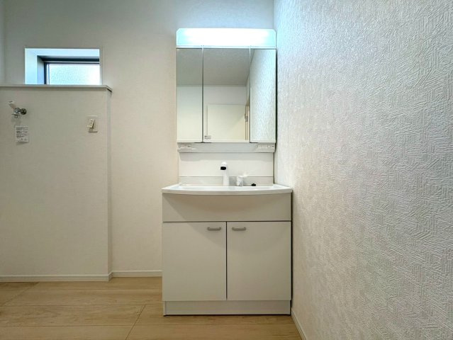 静岡市葵区羽鳥第１１　新築戸建　全２棟　2号棟の独立洗面台|清潔感のある洗面台。鏡の裏も収納になっているため歯ブラシなど細かいものもスッキリ収納できます！