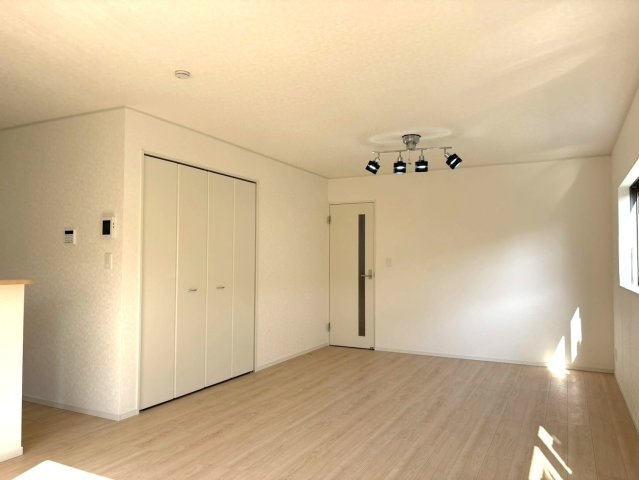 静岡市葵区羽鳥第１１　新築戸建　全２棟　2号棟の居間・リビング|明るい光が差し込むリビングは自然と家族が集まる場所になりそうですね。