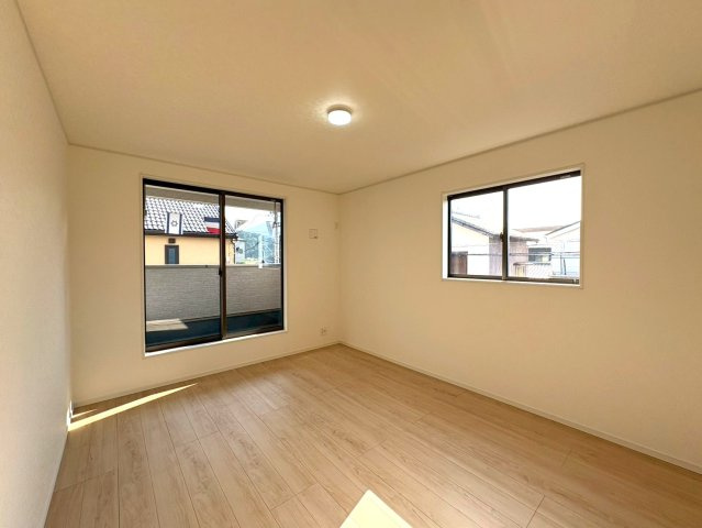 静岡市葵区羽鳥第１１　新築戸建　全２棟　2号棟の洋室|バルコニーに面した居室は日当たり、風通し良好です♪