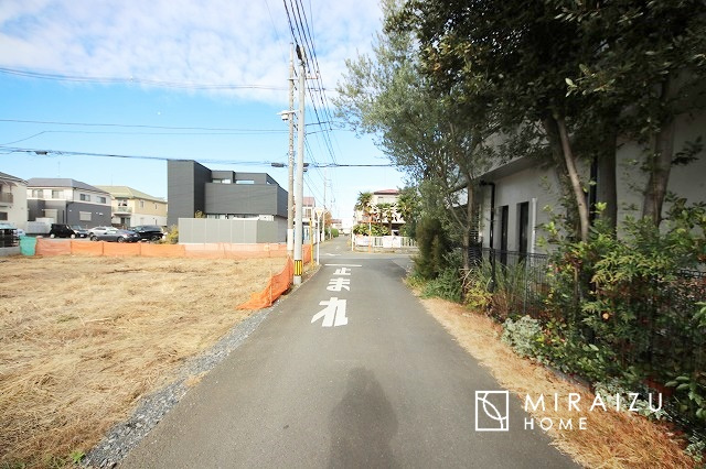 【外観】 | 運転が不安な方も安心な前面道路、きちんと幅員のある道路は女性にも安心です。整備されている道路は気持ちも良いですね♪
