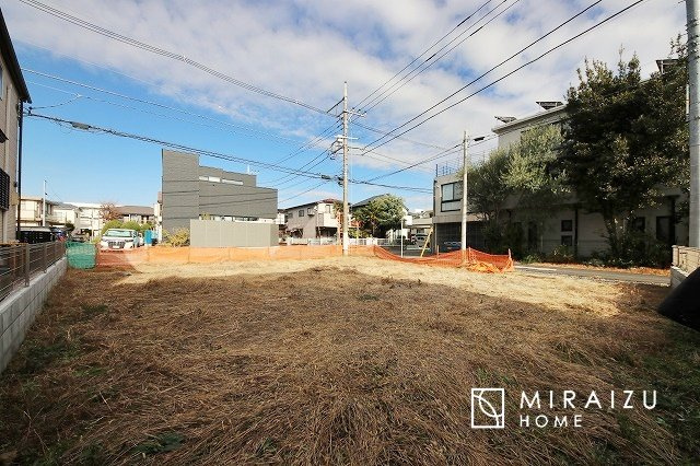 【前面道路含む現地写真】 | お車の運転に自信のない方でも安心かなと思います。とても解放感があり、日当たりも気持ちよさそうです。


