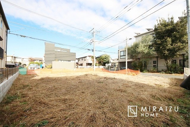 【前面道路含む現地写真】 | 通勤や家族の送迎など、毎日の生活にマイカーが欠かせない方にとって駐車場は大事な条件。敷地内にカースペースがあれば、お出かけやお買い物の際の搬入出も楽々です。
