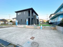 守谷市松前台6丁目　中古戸建の駐車場|【内外装リフォーム済】駐車並列5台停められます。前面道路も6ｍございますので駐車もしやすいです。