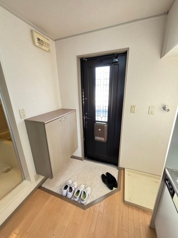 西宮市上大市２丁目のアパートの玄関