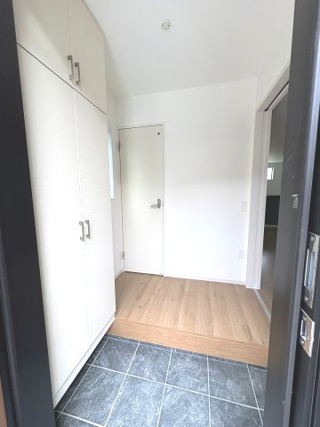 【玄関】 | 大野城市中1丁目3期　2号棟（全3棟）【仲介手数料無料・0円】 | 施工例。施工例は完成時と異なる場合があります。