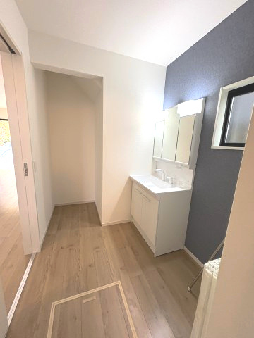 【洗面所】 | 大野城市中1丁目3期　2号棟（全3棟）【仲介手数料無料・0円】 | 施工例。施工例は完成時と異なる場合があります。