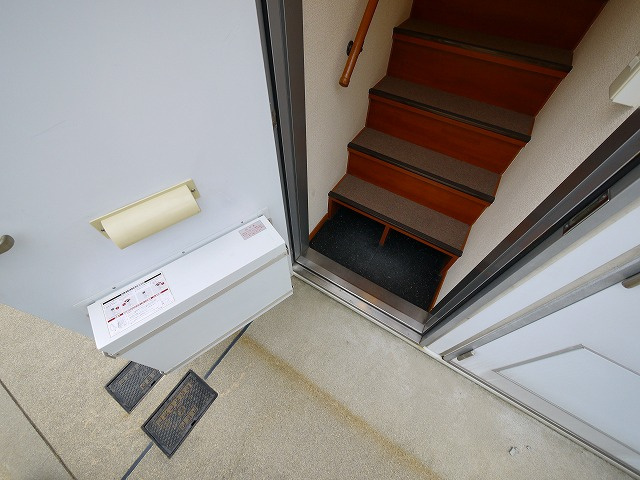 レオパレス寧楽の玄関|明るい玄関です