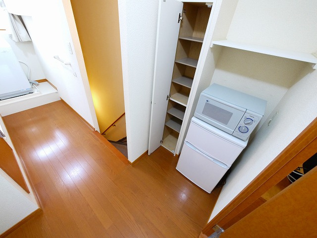 レオパレス寧楽の設備|冷蔵庫と電子レンジです